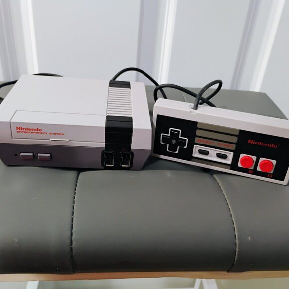 Nintendo Gray NES Classic Console with Built-in Games (293) - Picture 3 of 3